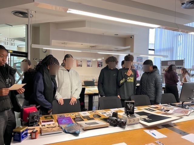 élèves aux archives